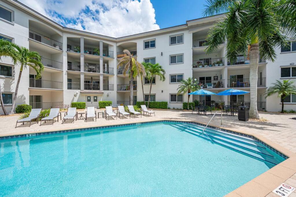 Modern Beach Condo In Central Naples! Exterior photo